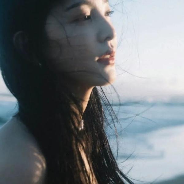 蒙面纱的男子